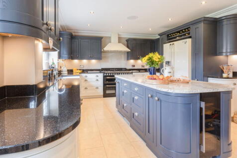 6 bedroom detached house for sale