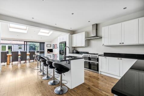 5 bedroom semi-detached house for sale