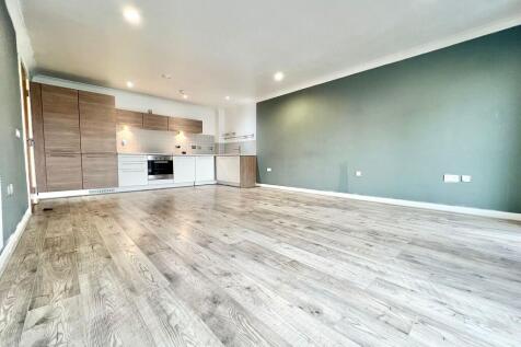 4 bedroom link detached house for sale