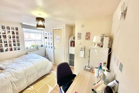 4 bedroom link detached house for sale