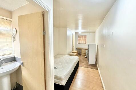 4 bedroom link detached house for sale