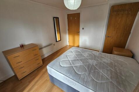 4 bedroom flat for sale