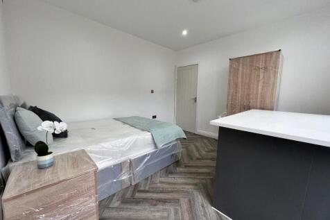 4 bedroom flat for sale