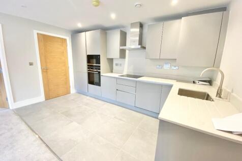 5 bedroom semi-detached house for sale