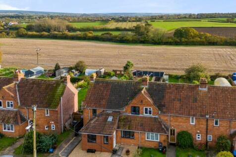4 bedroom end of terrace house for sale