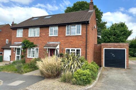 Claverton Close, Bovingdon HP3 3 bed semi