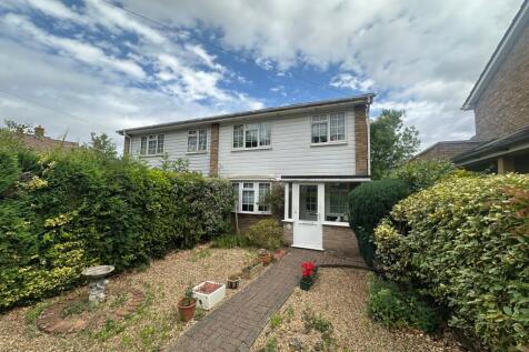 Dudley Close, Bovingdon HP3 3 bed semi