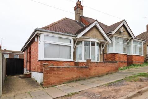 2 bedroom semi-detached bungalow for sale