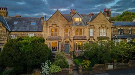 6 bedroom town house for sale