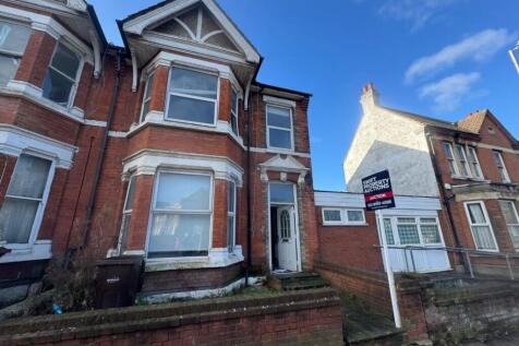8 bedroom end of terrace house for sale