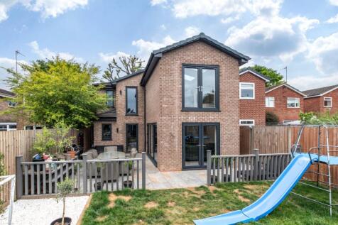 4 bedroom link detached house for sale