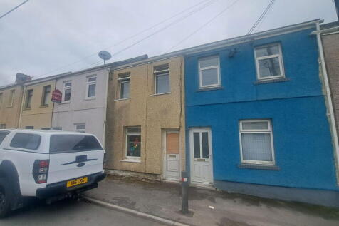 High Street, Tumble, SA14 2 bed terraced house for sale