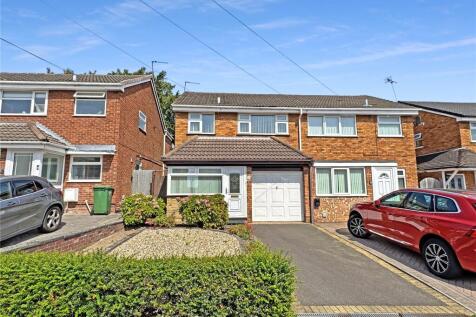 Leamington Close, Cannock... 3 bed semi