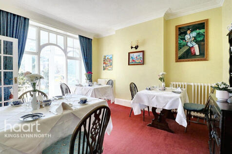 5 bedroom semi-detached house for sale