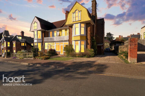 5 bedroom semi-detached house for sale