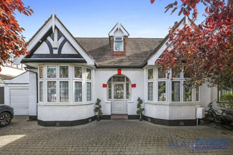 Westrow Gardens, Ilford IG3 5 bed bungalow for sale