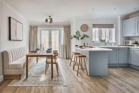 3 bedroom link detached house for sale