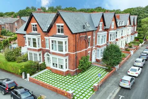 8 bedroom semi-detached house for sale