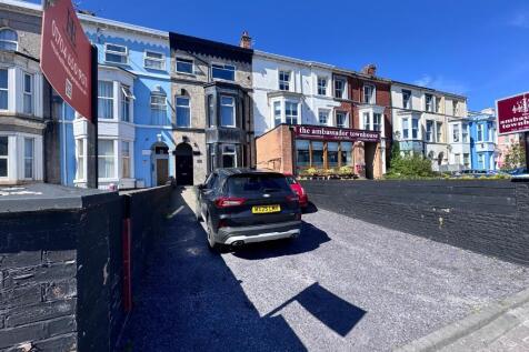 9 bedroom semi-detached house for sale