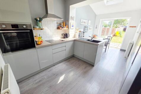 2 bedroom semi-detached house for sale