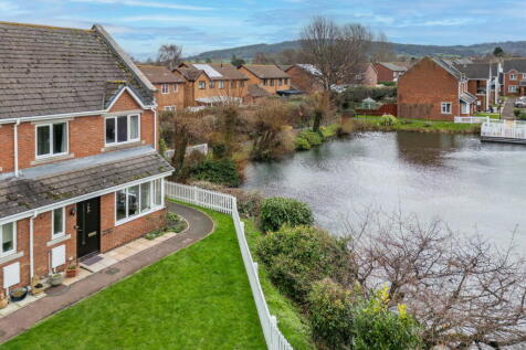 Cleeve Lake Court, Cheltenham GL52 3 bed end of terrace house for sale