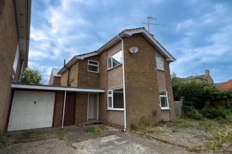 3 bedroom link detached house for sale