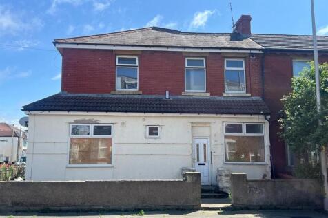 4 bedroom end of terrace house for sale