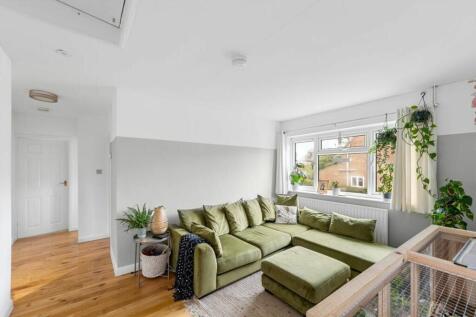 3 bedroom maisonette for sale