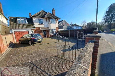 4 bedroom link detached house for sale