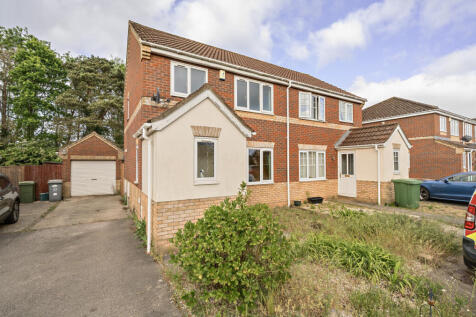 Walsingham Drive, Taverham, Norwich, NR8 3 bed semi