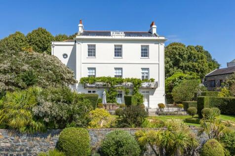 6 bedroom detached house for sale