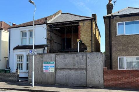 3 Harcourt Road, Bexleyheath, Kent... 3 bed semi