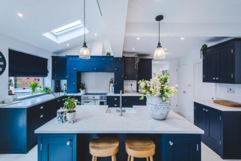 3 bedroom link detached house for sale