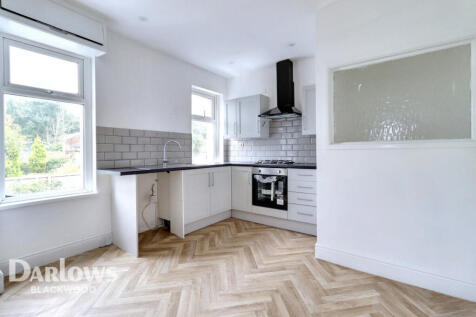 Blackwood NP12 2 bed maisonette for sale
