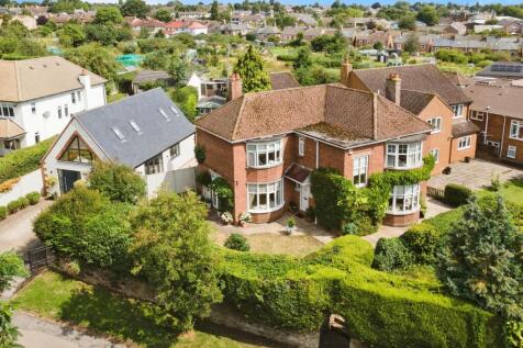 6 bedroom detached house for sale