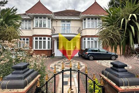 6 bedroom detached house for sale