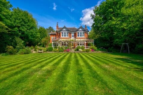 6 bedroom detached house for sale