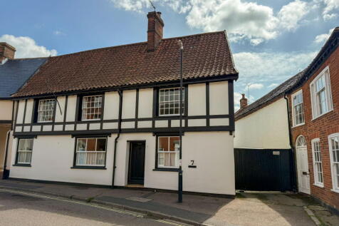 3 bedroom link detached house for sale