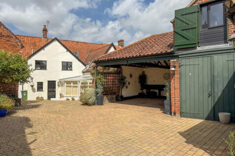 3 bedroom link detached house for sale