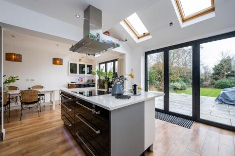 5 bedroom semi-detached house for sale