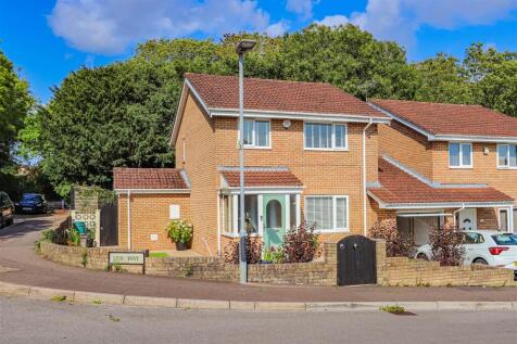 3 bedroom link detached house for sale