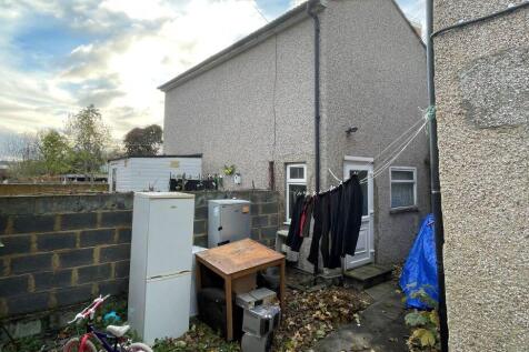 Barrington Road, London E12 2 bed detached house for sale