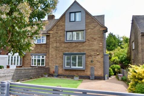 3 bedroom semi-detached house for sale