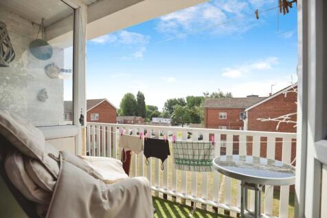 3 bedroom flat for sale
