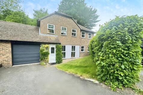 5 bedroom link detached house for sale