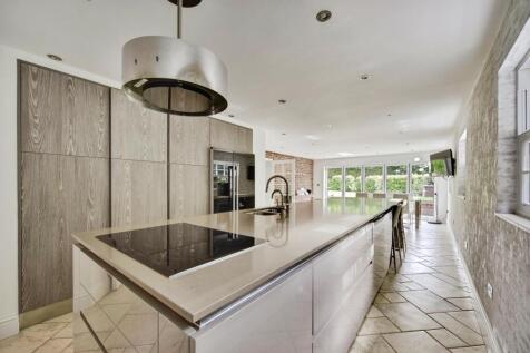 6 bedroom detached house for sale