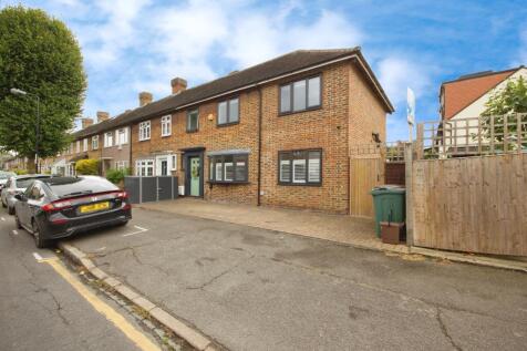 5 bedroom end of terrace house for sale