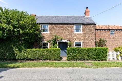 3 bedroom link detached house for sale