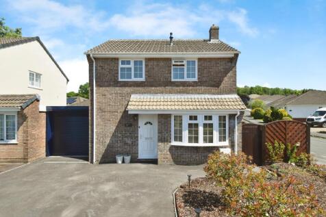 3 bedroom link detached house for sale