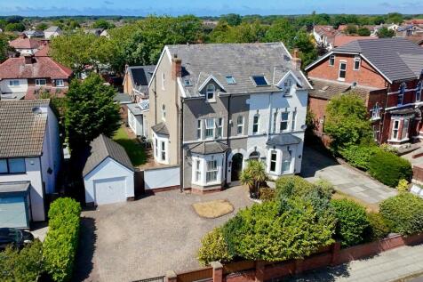 5 bedroom semi-detached house for sale
